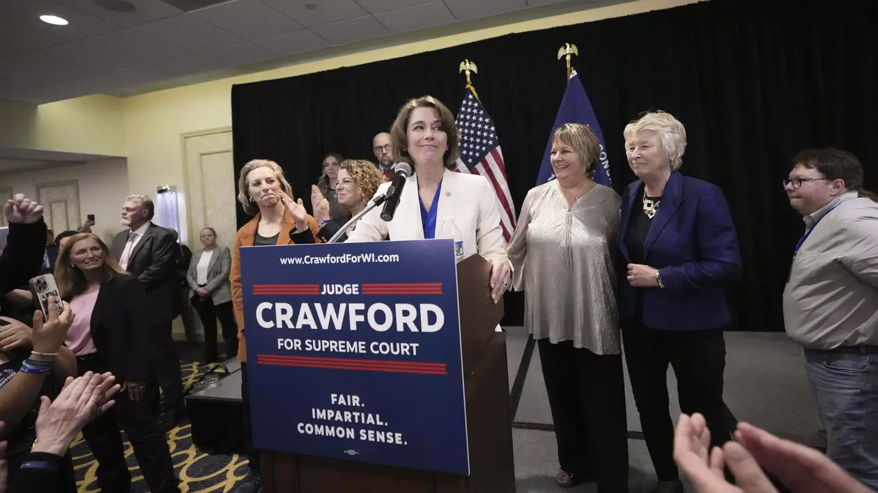 Susan Crawford surprinsă în timp ce susține un discurs, după ce a fost aleasă la Curtea Supremă din Wisconsin