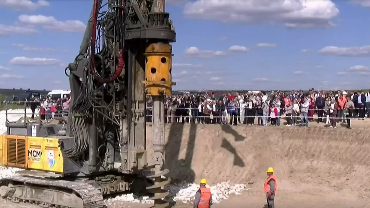 Sute de oameni asistă la începerea lucrărilor de construcție a primului pod la nivel de autostradă peste Prut Captură Facebook/ Sorin Grindeanu