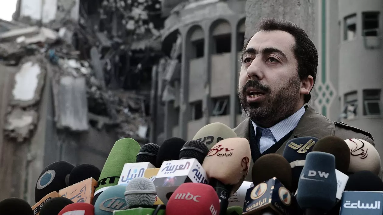 Taher al-Nunu, intervievat în mijlocul unor clădiri distruse în Gaza Foto: Profimedia