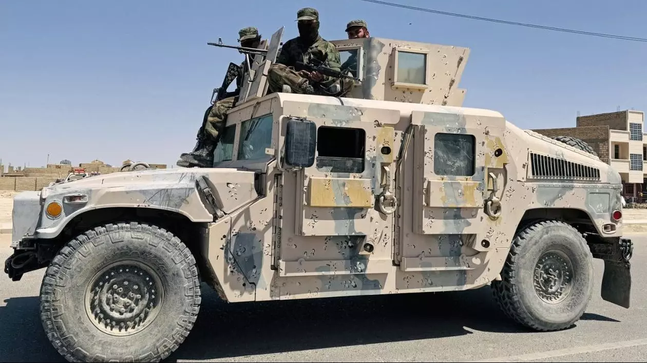 Personalul de securitate taliban patrulează de-a lungul drumului într-un vehicul, după ce un bărbat a fost executat public pe un stadion de fotbal din Zaranj, provincia Nimruz, pe 11 aprilie 2025.