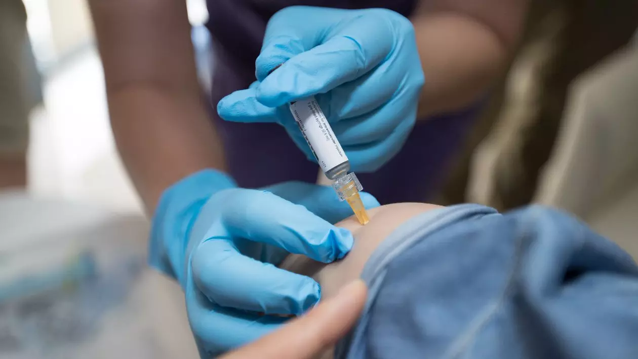O femeie este vaciinată împpotriva HPV
