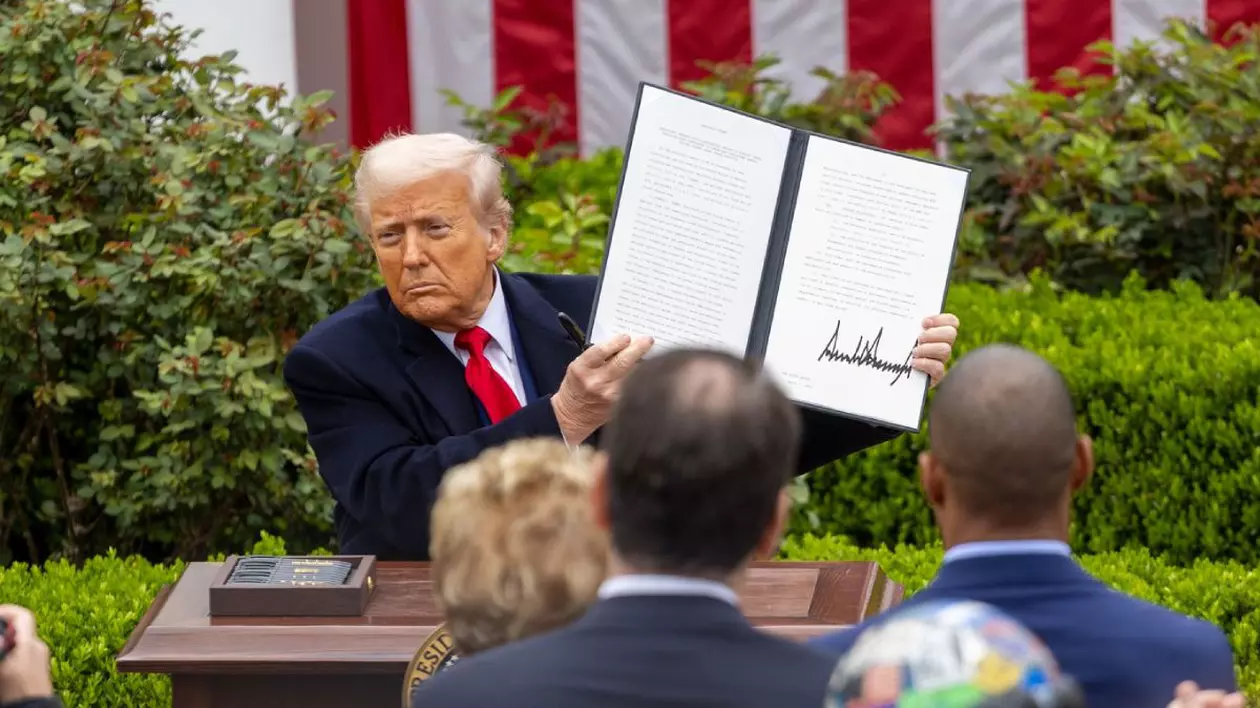 Președintele SUA, Donald Trump, arată un ordin executiv privind „tarifele reciproce” la Grădina de Trandafiri a Casei Albe din Washington, DC, Statele Unite, pe 2 aprilie 2025