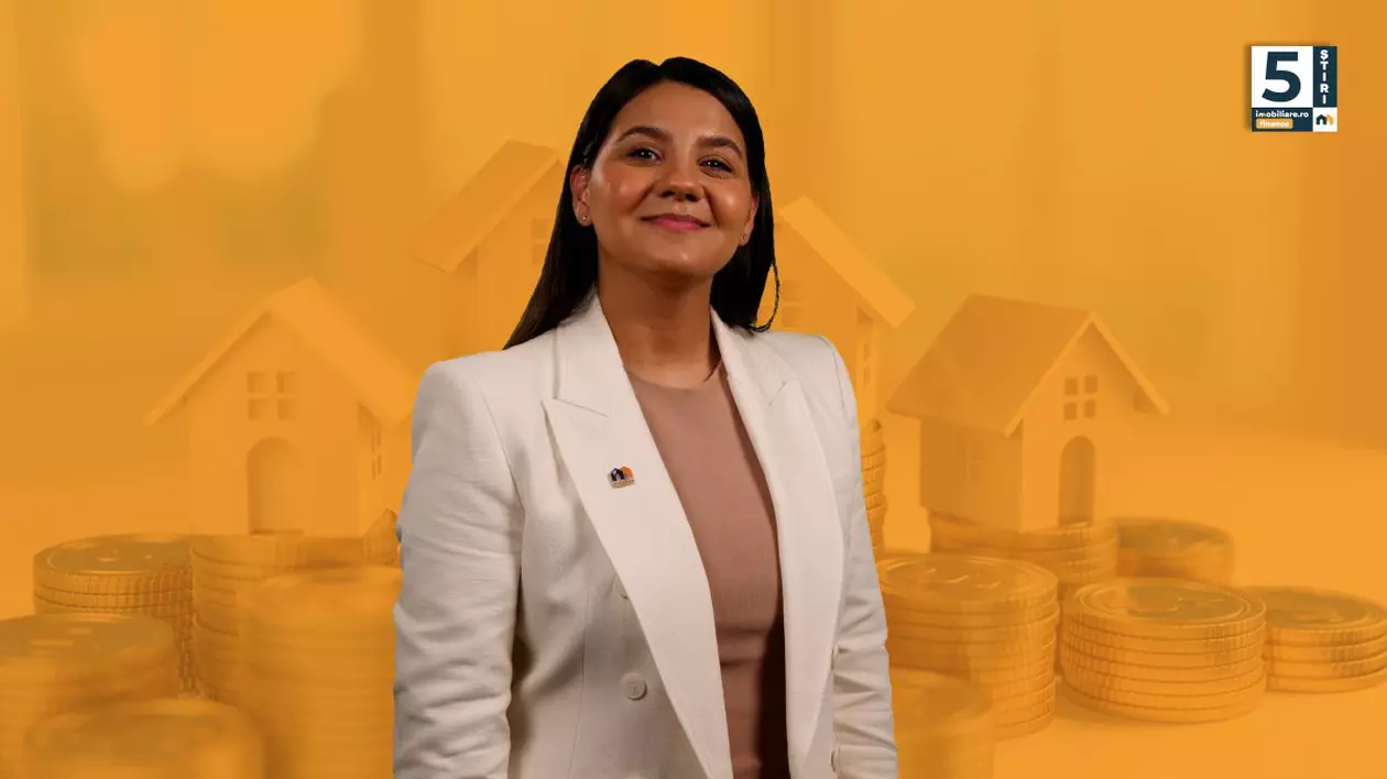 Tatiana Niculae, gazda rubricii 5 știri Imobiliare Finance, îmbrăcată cu un sacou de culoare albă, pe fundal portocaliu
