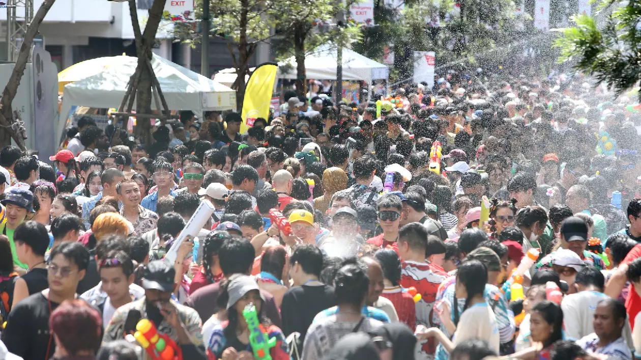 Oamenii se stropesc unii pe alții cu apă pentru a sărbători festivalul Songkran în Bangkok, Thailanda.