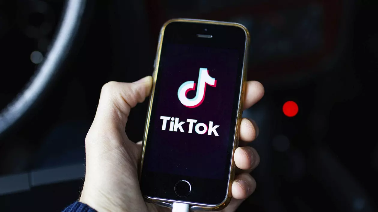 un telefon cu sigla Tiktok