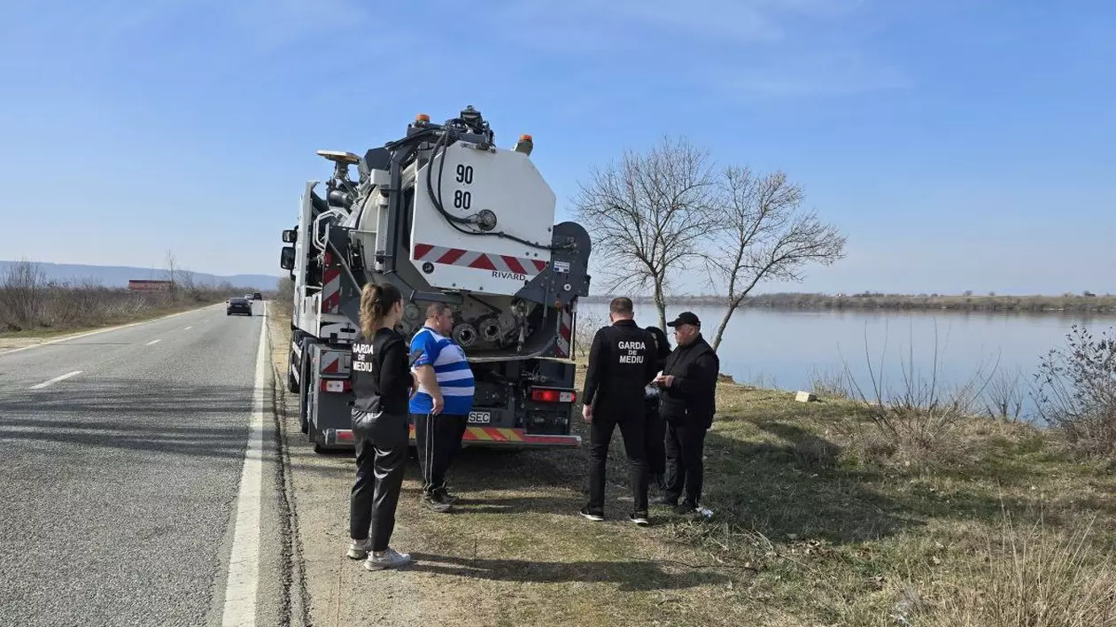 Un șofer a fost amendat cu 50.000 de lei, după ce sute de litri de motorină s-au scurs pe șosea din TIR-ul lui, în Drobeta Turnu Severin