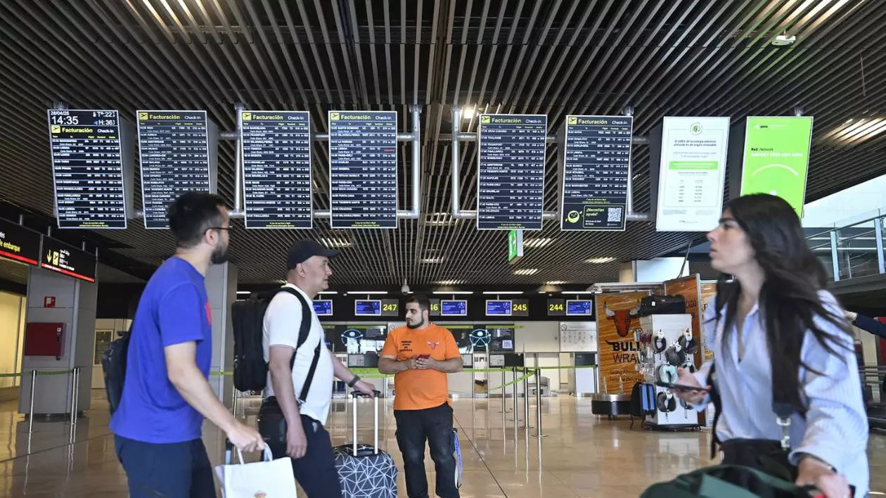 tabela de zboruri de la aeroportul Barajas din Madrid, Spania, 28 aprilie 2025