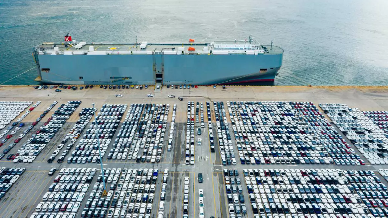 nava care transporta marfa, masini import. foarte multe masini in apropierea navei