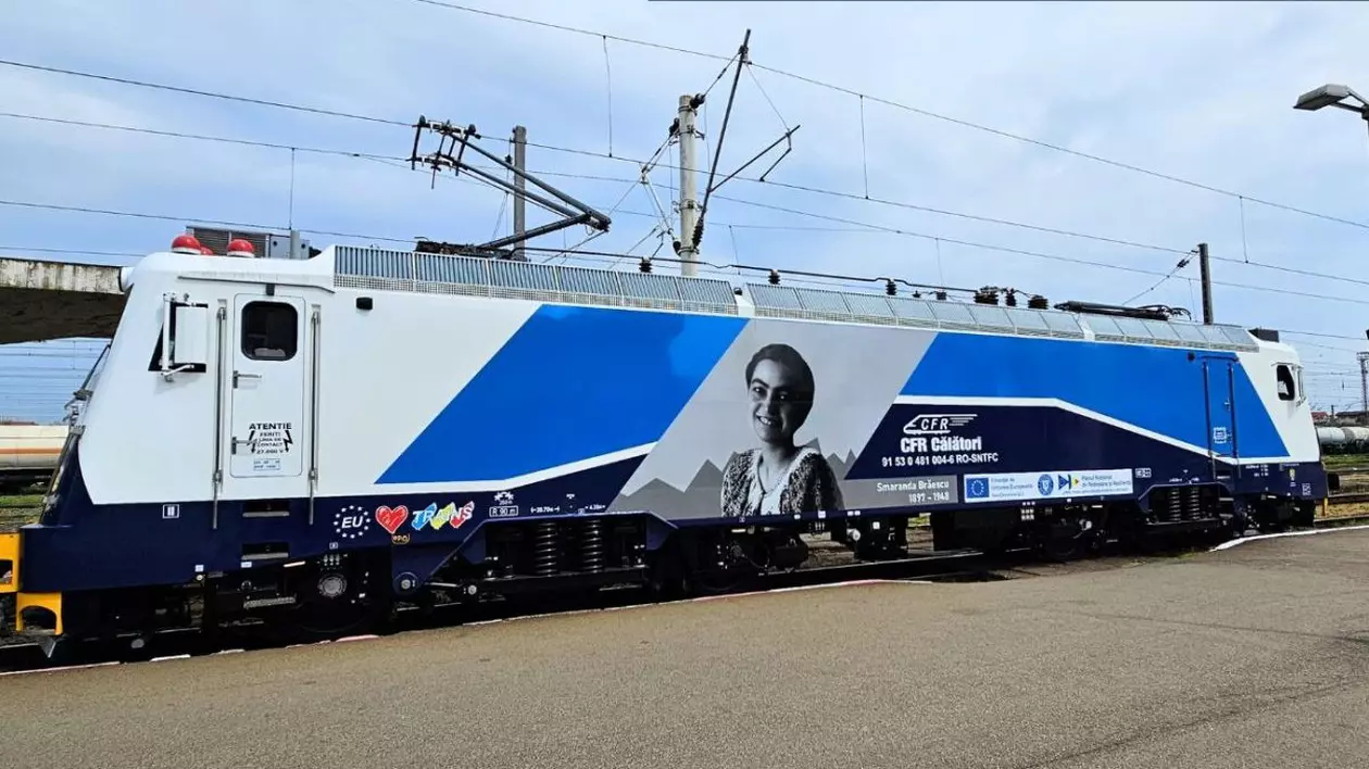 Primul tren modernizat prin PNRR intră astăzi în circulație pe ruta București - Constanța și este fotografiat într-o gară, 16 aprilie 2025
