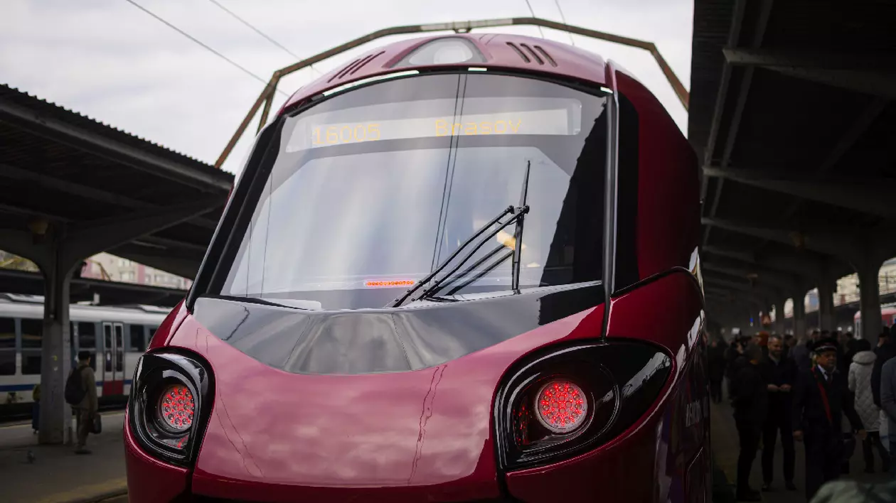 un tren roșu în gară