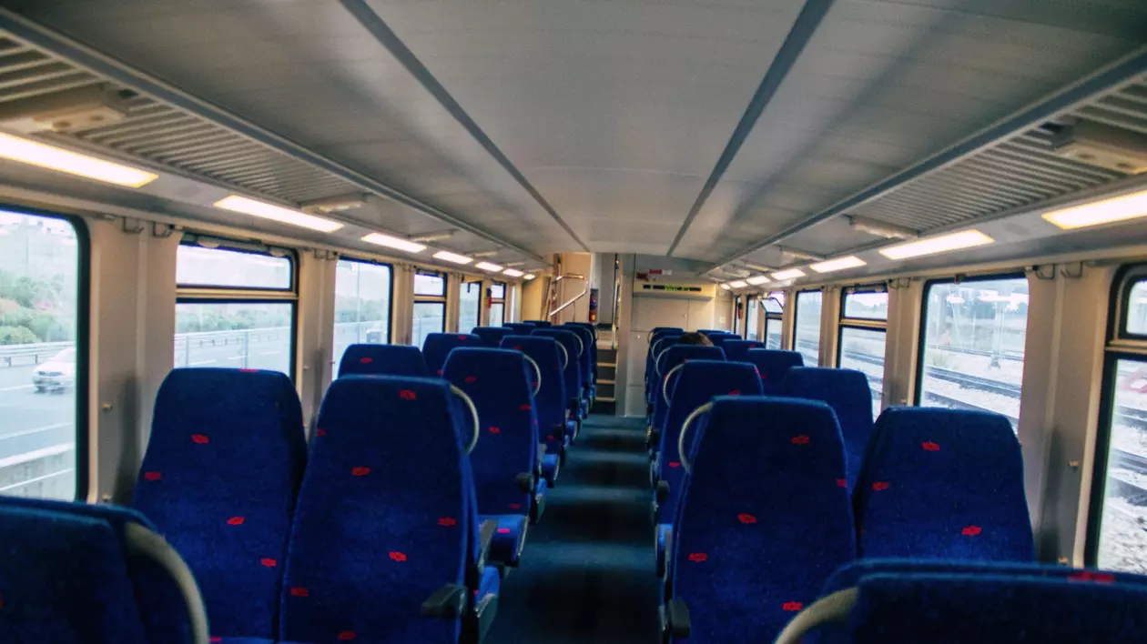 Trenurile cumpărate de România din Israel, blocate de bombardamentele Hamas. Când vor intra în circulație pe rutele Iași-București și Suceava-București