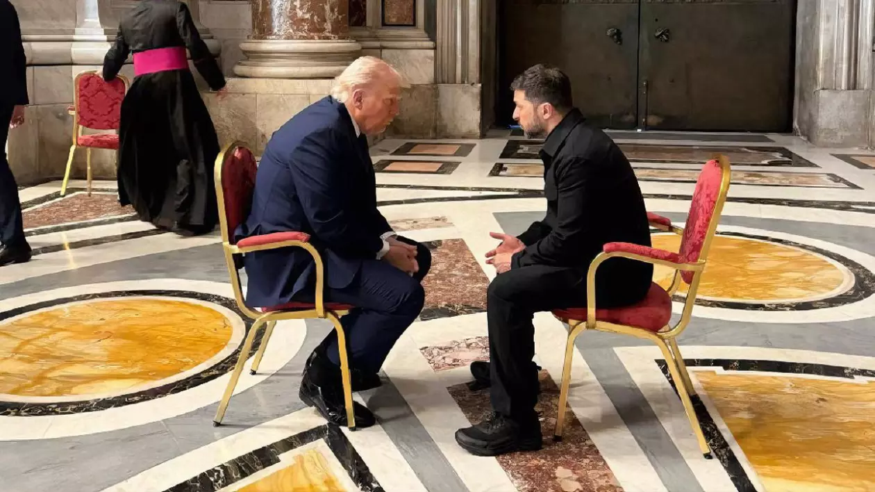 Volodimir Zelenski și Donald Trump față în față, așezați de două scaune, în interiorul Bazilicii Sf.Petru din Vatican. Trump poartă un costum albastru închis, iar Zelenski este îmbrăcat în negru - 26 aprilie 2025