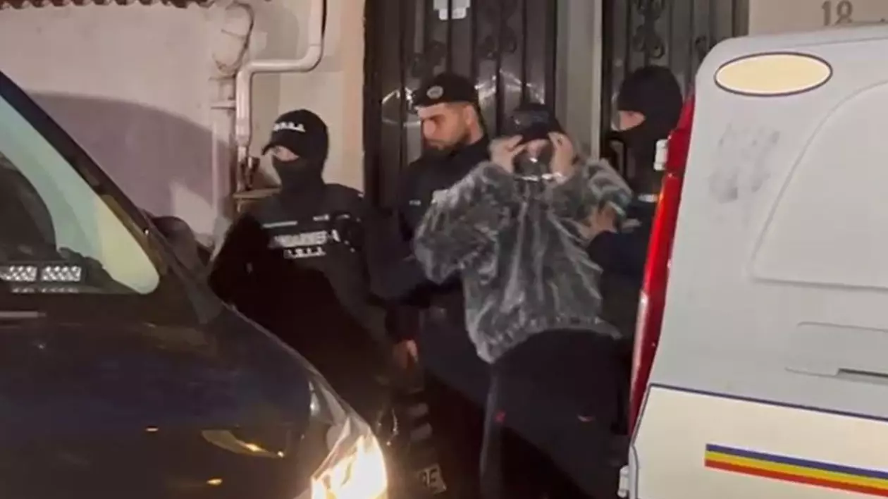 Tudor Duma zis și Maru, dus în cătușe la duba jandarmilor, 16 aprilie 2025
