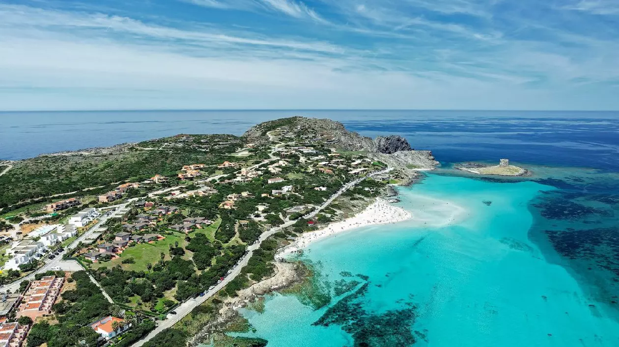 Italia, Sardinia, provincia Sassari, La Pelosa, plaja Pelosa (vedere aeriană)