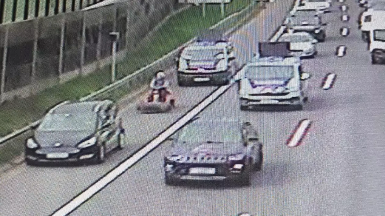 Un bătrân de 84 de ani a fost filmat la volanul unei mașini de tuns iarba, pe o autostradă din Austria
