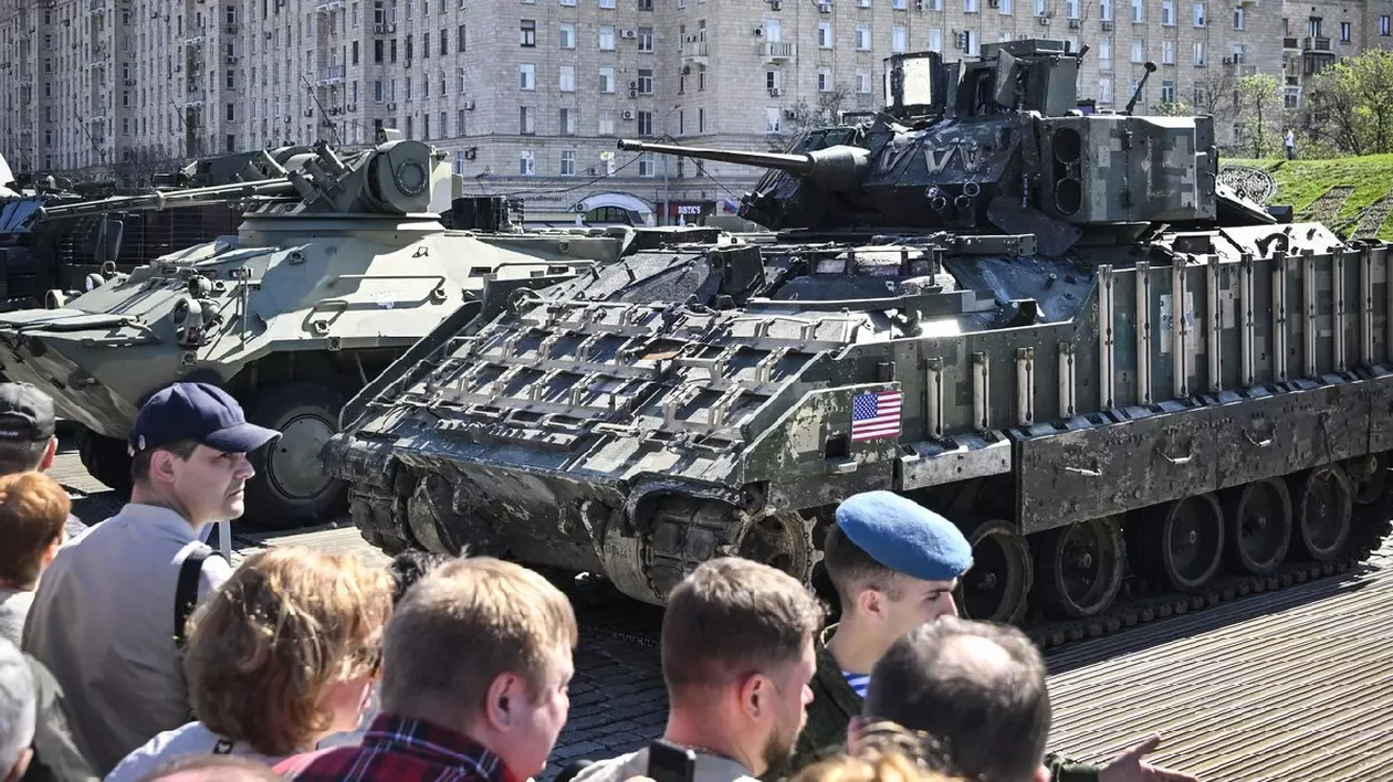 Oamenii se uită la un M2A2 Bradley APC american capturat de forțele ruse în Ucraina, expus la complexul memorial al celui de-al Doilea Război Mondial de la Poklonnya Hill Western din Moscova, la 1 mai 2024. Ministerul rus al Apărării a deschis o expoziție de mostre de „arme și echipamente militare occidentale” capturate de forțele ruse în Ucraina. Expoziția va dura o lună.
