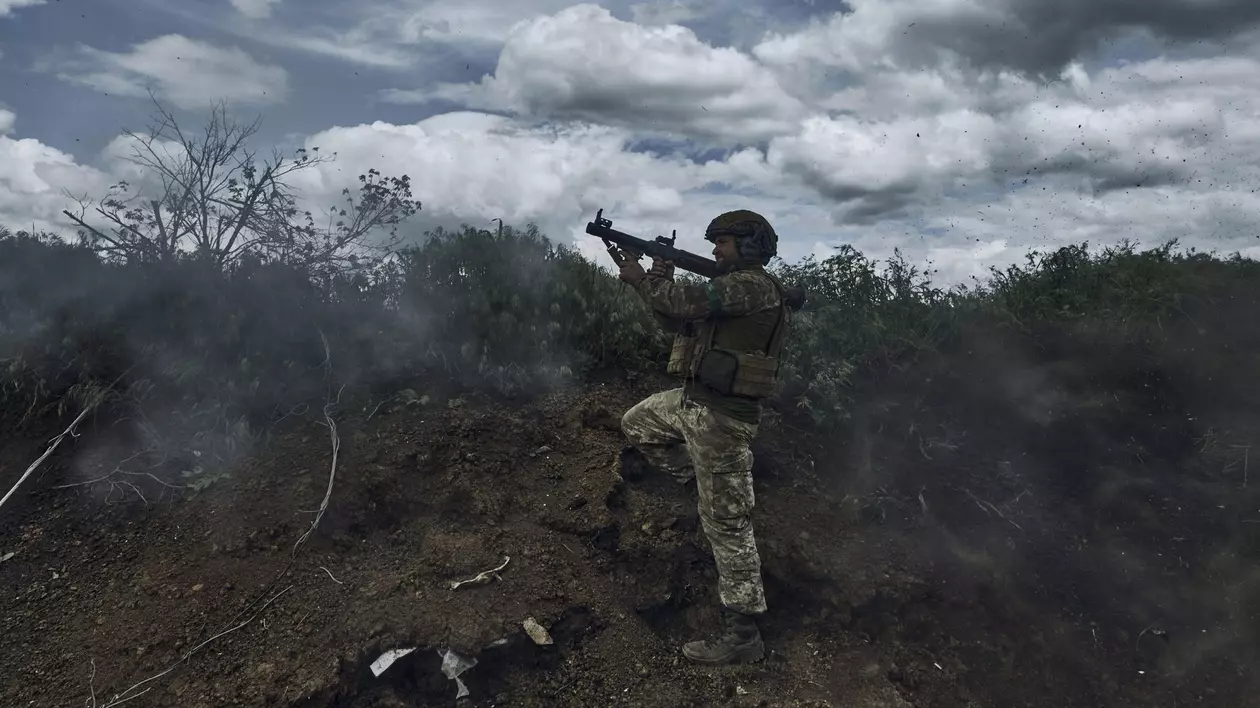 Un soldat ține pe umăr un lansator de grenade
