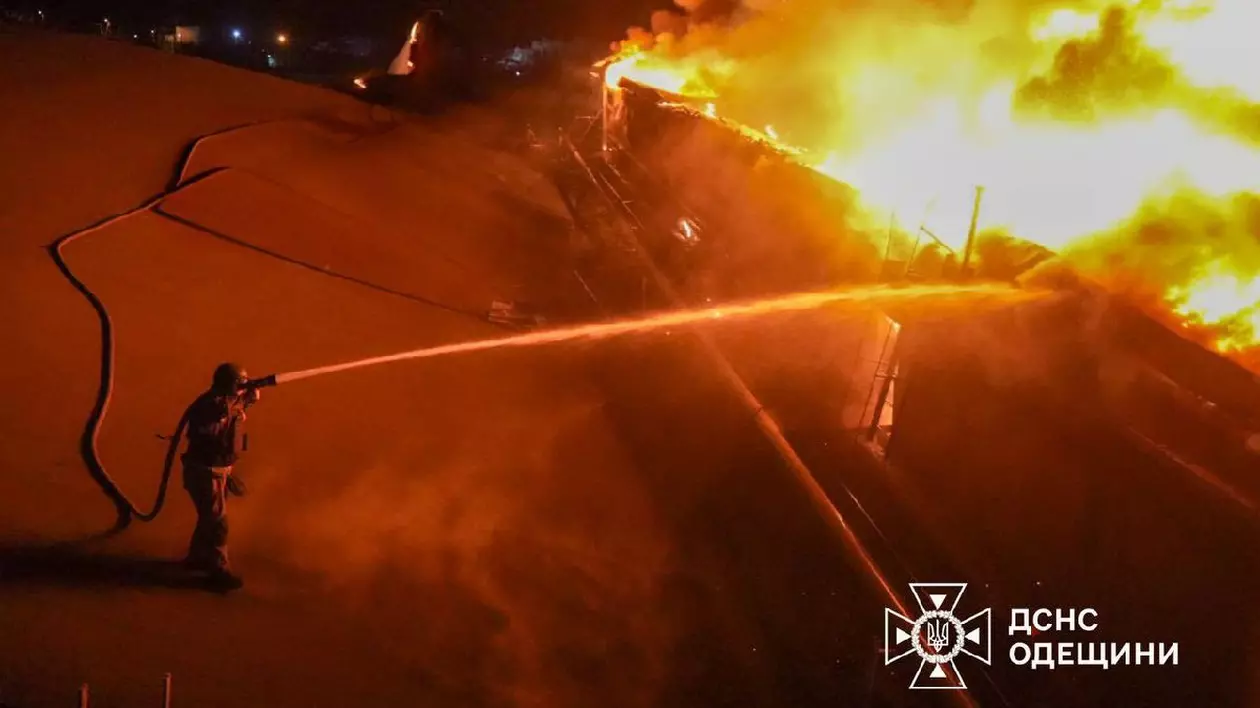 Un pompier din Ucraina încearcă să stingă un incendiu după un atac cu drone rusești