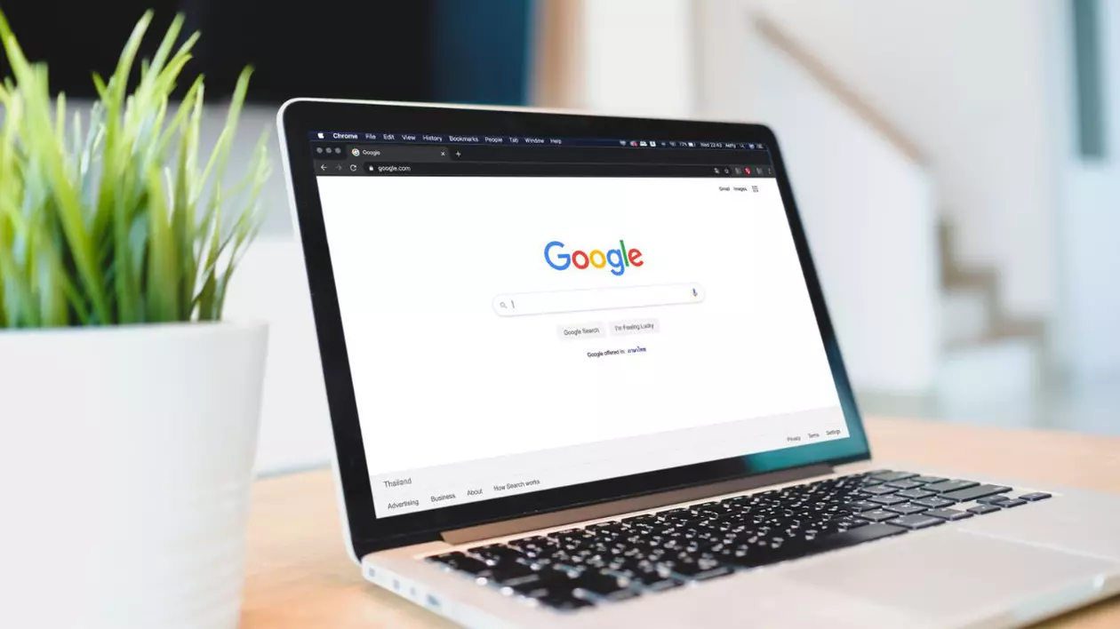 aplicația google afișată pe un ecran de laptop
