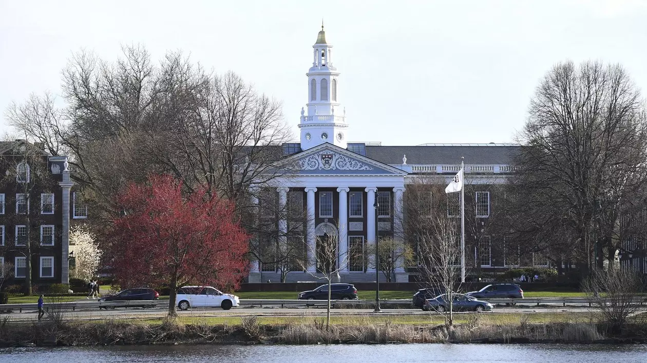 Universitatea Harvard. O vedere generală a Bibliotecii Baker/Centrului Bloomberg pe 15 aprilie 2025, la Harvard Business School, în Allston, MA. In plan apropiat se vede un râu, iar în plan depărtat clădirea bibliotecii cu o arhitectură deosebită