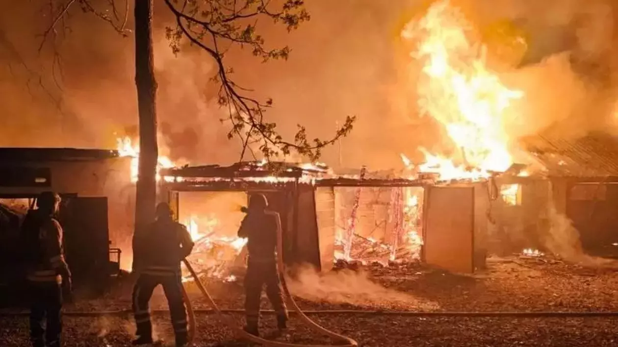 Doi pompieri ucraineni surprinși în timp ce încearcă să stingă un incendiu izbucnit în urma unui atac rusesc