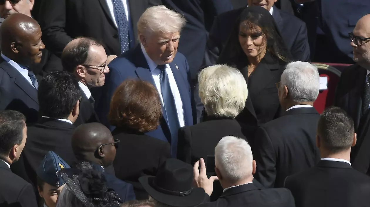 26 aprilie 2025.Moartea Papei Francisc .Slujba de înmormântare a Papei Francisc în Piața Sfântul Petru de la Vatican. Președintele american Donald Trumphis soția Melania și Ursula Von der Leyen