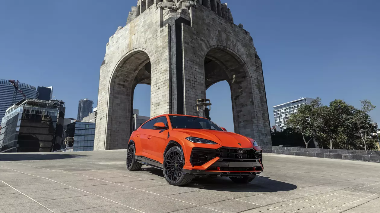 Un SSUV Lamborghini Urus SE 2025, de culore portocaliu, prezentat în Mexic, pe 20 martie 2025.