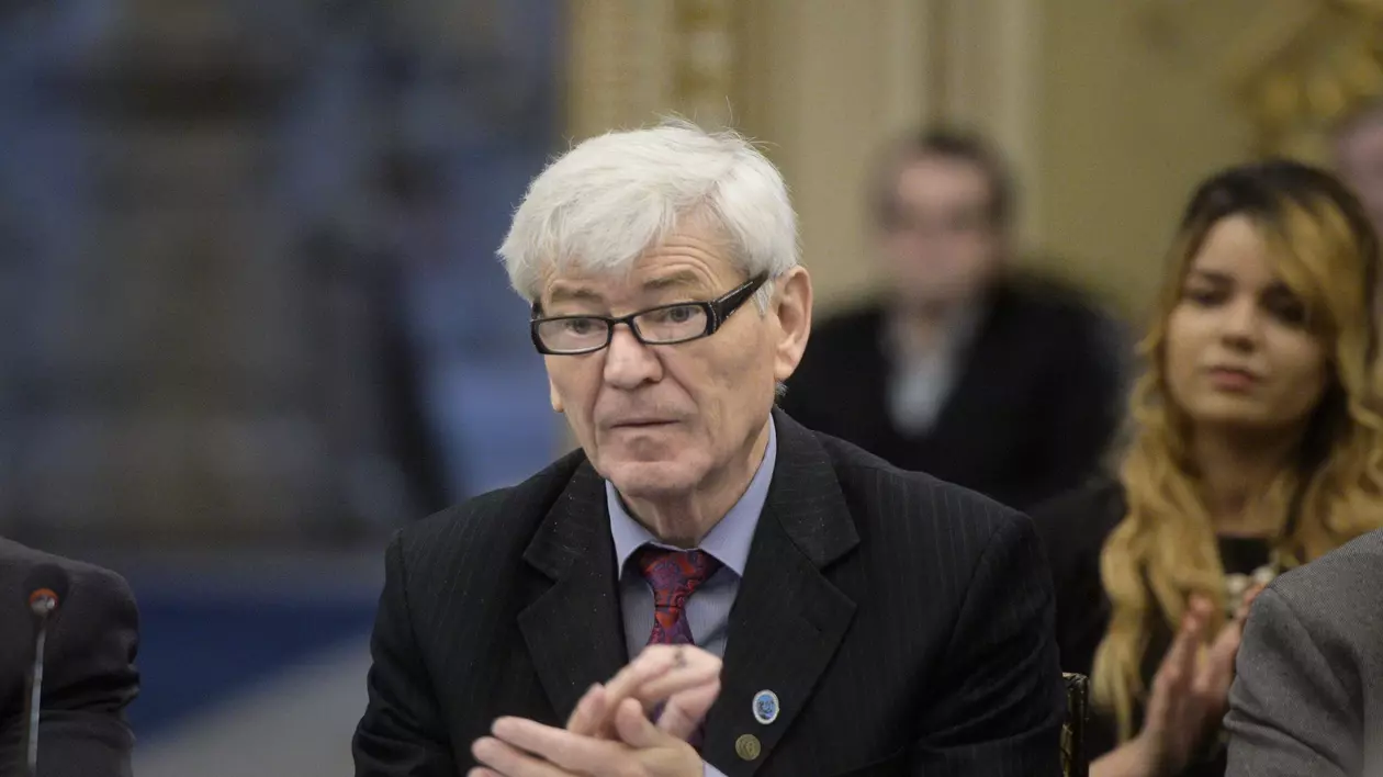 Valeriu Tabără surprins în timp ce aplauda, în cadrul unei dezbateri din 2018