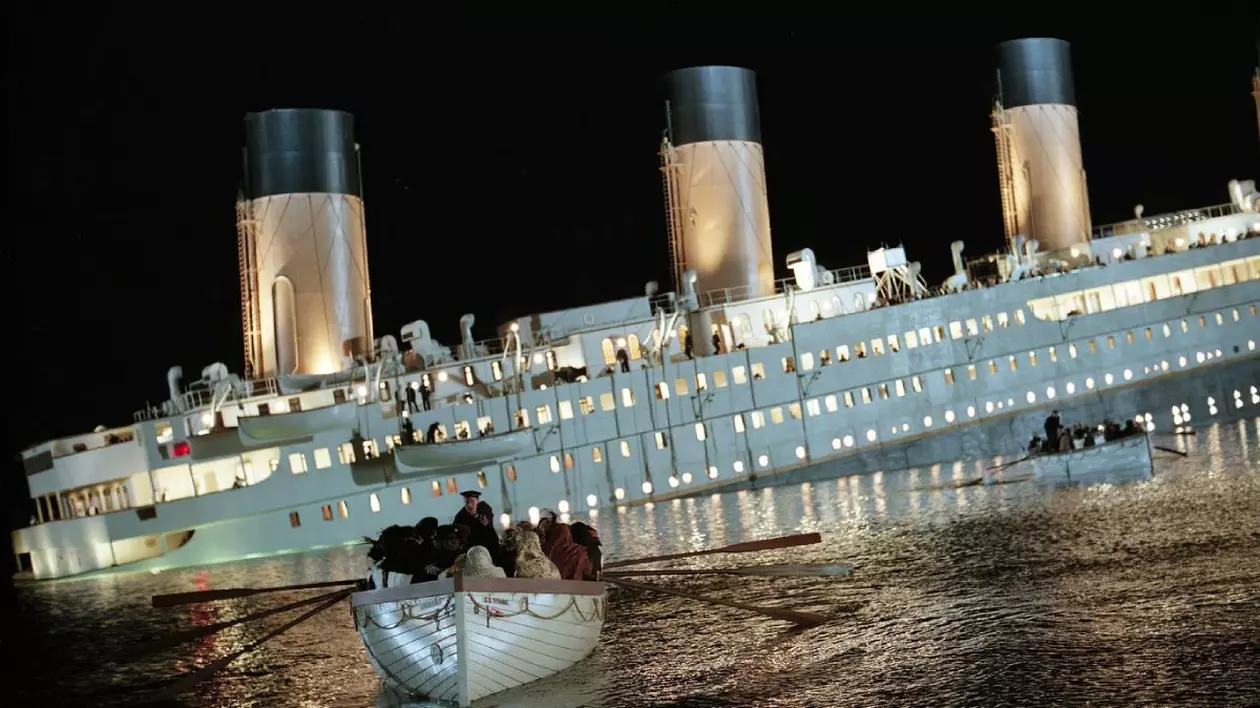 o scena de film cu un vas care se scufunda pe apa, cu o braca de salvare plina cu oameni