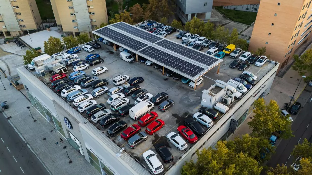 Vehiculel parcate pe acoperișul unei reprezentanțe auto Volkswagen