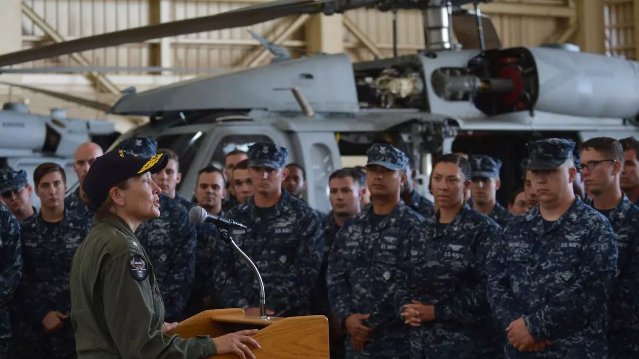 Viceamiralul Shoshana Chatfield ține un discurs în fața unor soldați americani, la baza militară din Guam Foto: Profimedia