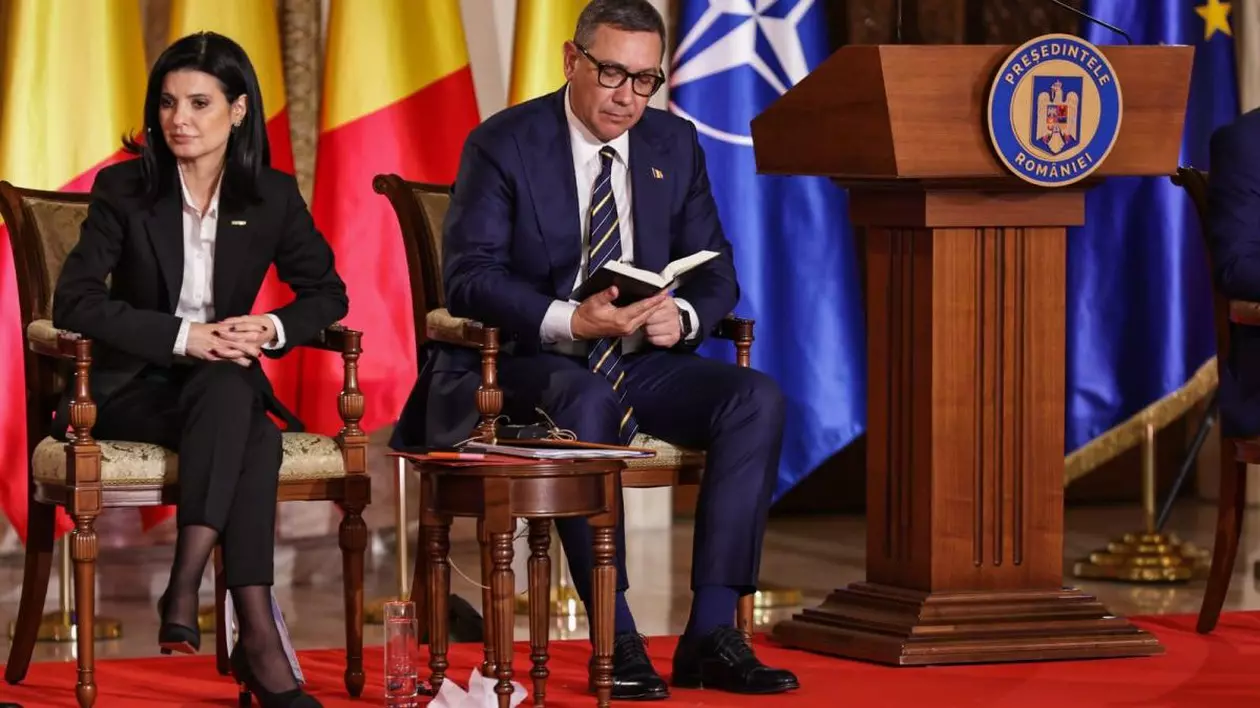 Victor Ponta, fotografit când citește din Biblie, iar lângă el este Lavinia Șandru, la dezbaterea electorală de la TVR, marți, 29 aprilie 2025