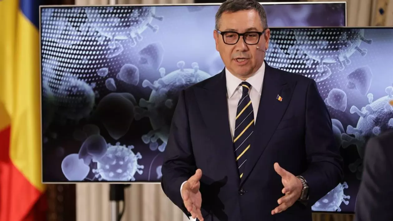 Victor Ponta, îmbrăcat la costum și cravată albă, explică ceva și gesticulează din mâini, în timpul dezbaterii electorale de la TVR, de marți seara, 29 aprilie 2025