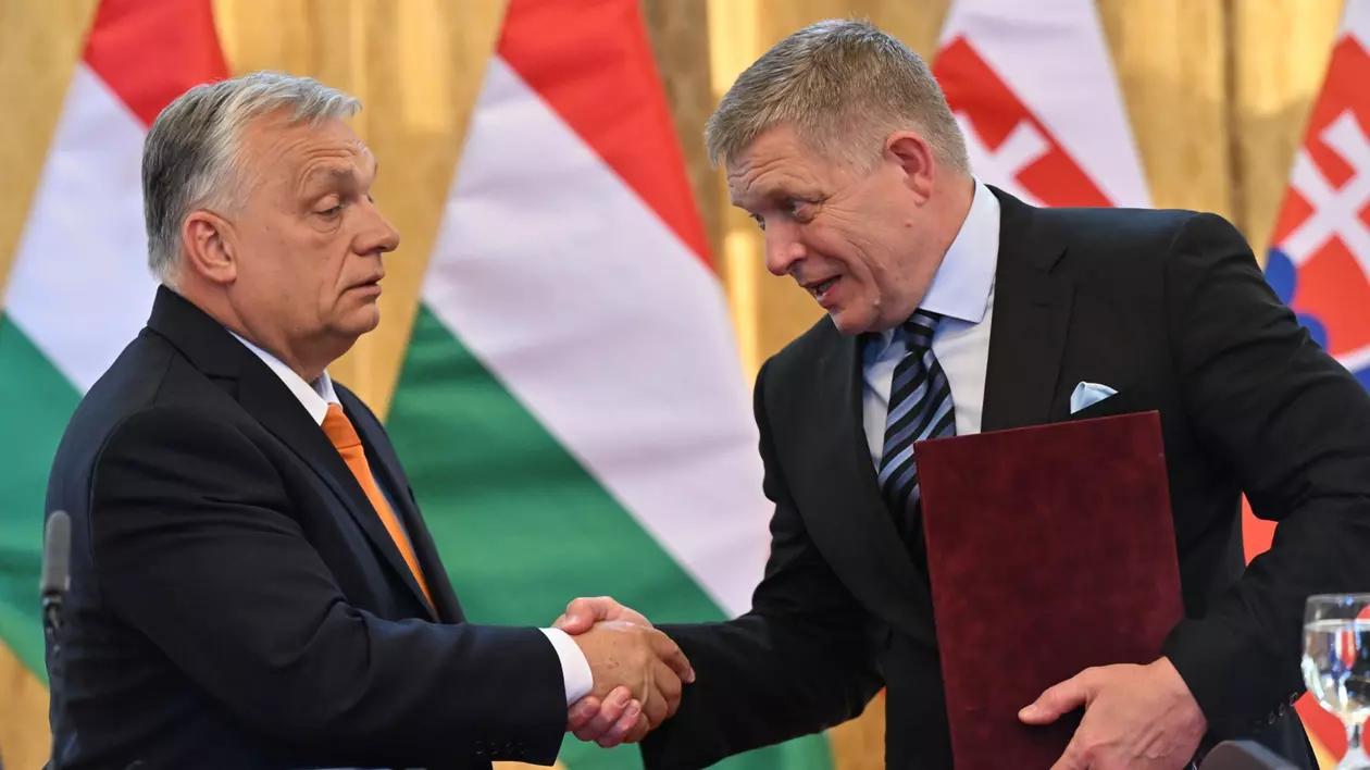 Viktor Orban (stânga) surprins în timp ce dă mâna cu premierul slovac Robert Fico (dreapta) după o conferință de presă comună în timpul vizitei sale în Slovacia - 28 aprilie 2025.