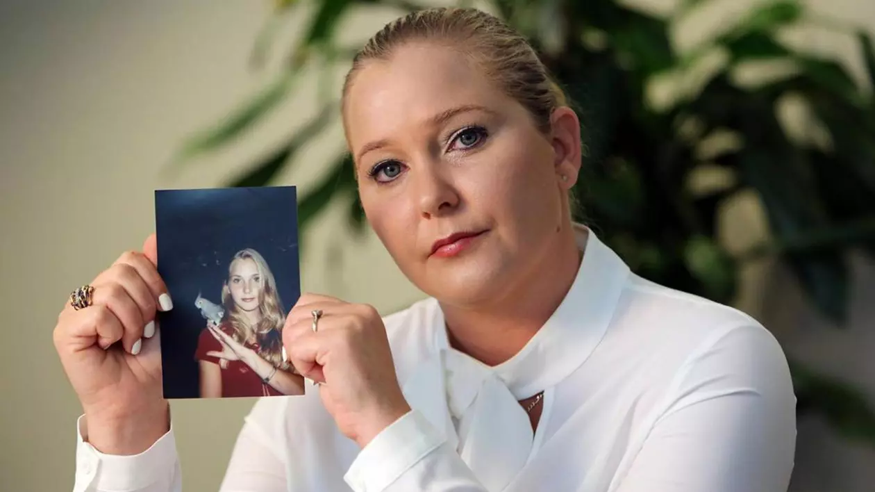 Poză cu Virginia-Giuffre, femeia care i-a acuzat pe Jeffrey Epstein și Prințul Andrew. În imagine poartă o cămașă albă, iar în mâini ține o fotografie cu ea de pe vremea când era adolescentă