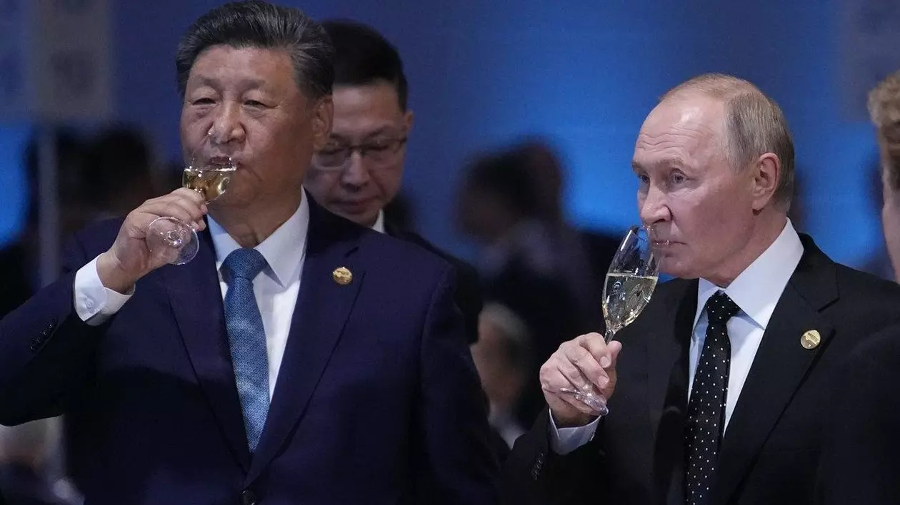 Vladimir Putin și Xi Jinping beau șampanie la o întâlnire