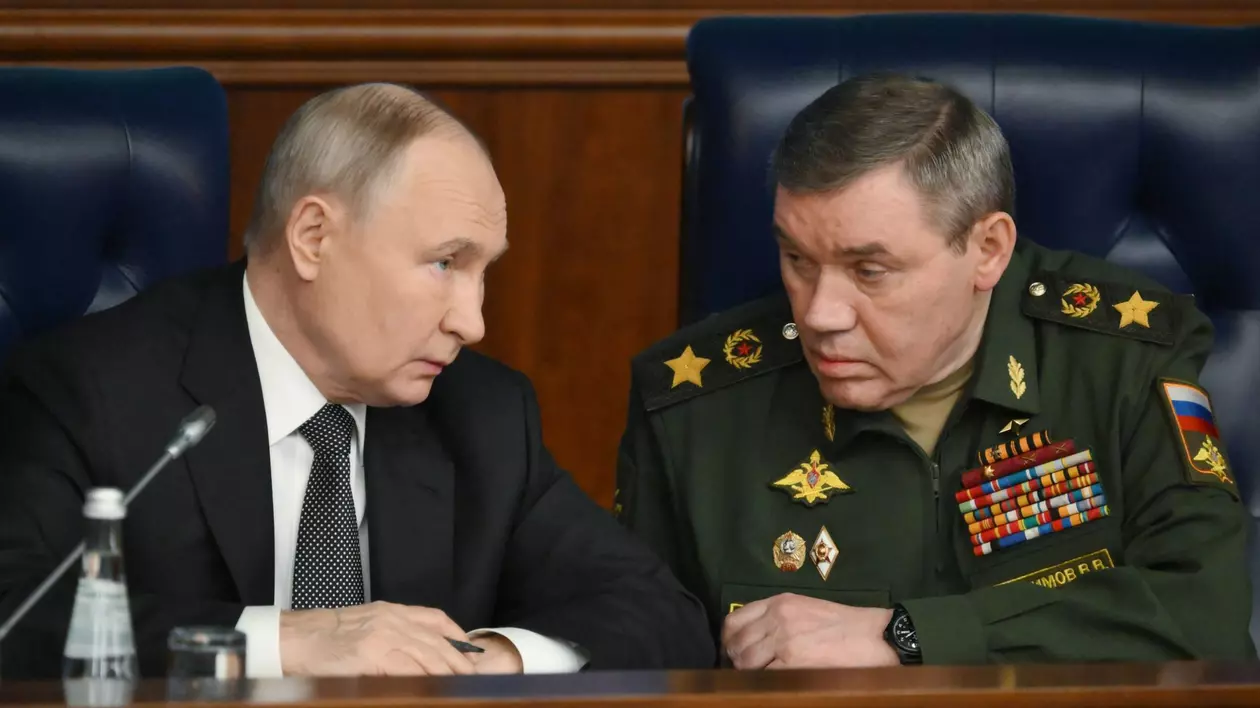Vladimir Putin (dreapta), surprins în timp ce discută cu generalul Valeri Gherasimov Foto: Hepta