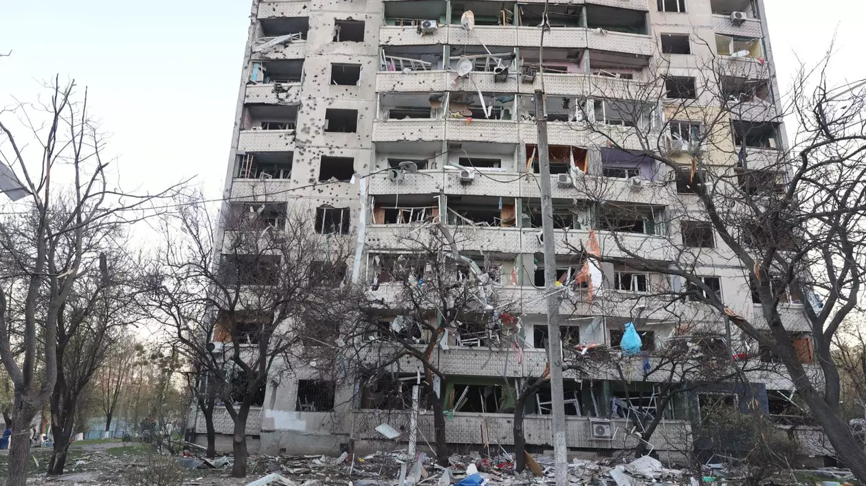 Un bloc de apartamente este avariat de un atac cu rachete rusești în Harkov, Ucraina