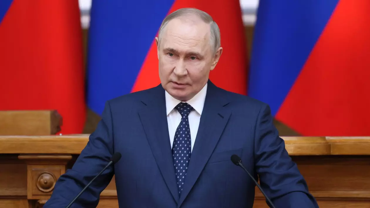 Vladimir Putin surprins în timp ce ține un discurs în timpul unei reuniuni a Consiliului Legislatorilor din Sankt Petersburg, pe 29 aprilie 2025.