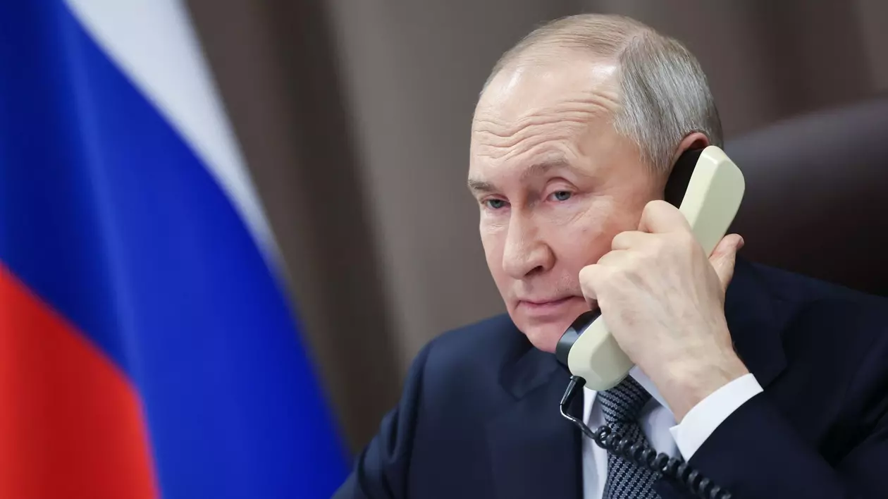 Vladimir Putin surprins în timp ce vorbește la telefon
