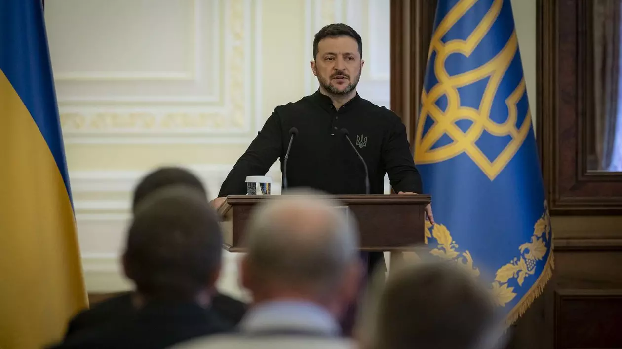 Sala Eroilor, Palatul Mariinski. Volodimir Zelenski, îmbrăcat în ținuta sa militară tradițională, face declarații înainte de a premia lucrători din industria de apărare a Ucrainei Foto: Profimedia