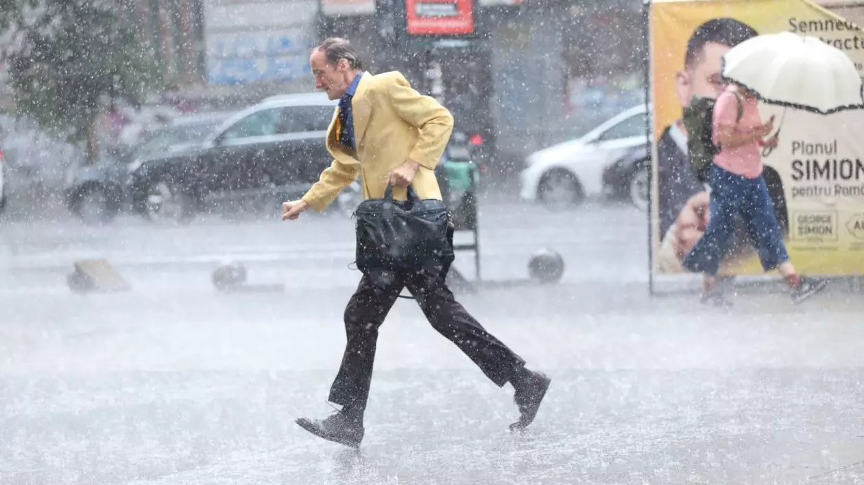 Un bărbat îmbrăcat la sacou galben și servietă în mână fuge printr-o ploaie abundentă, iar o femeie merge în direcția opusă, având o umbrelă în mână