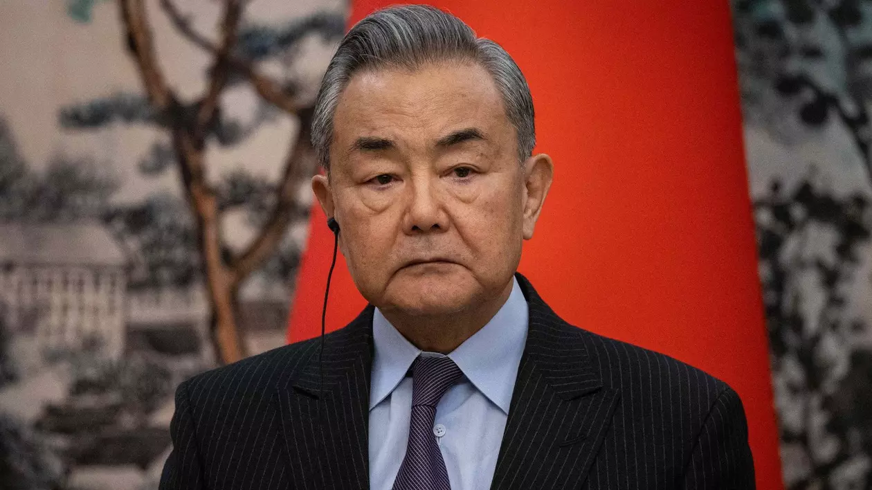 Wang Yi surprins în cadrul unei conferințe de presă.