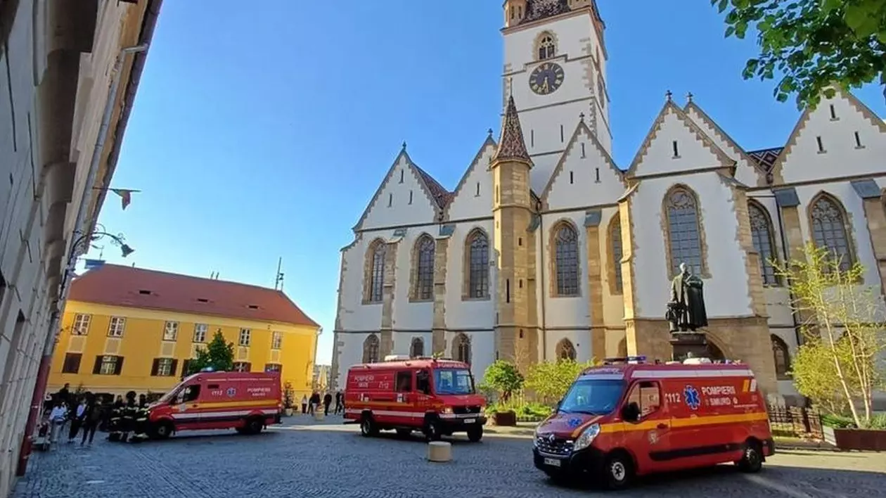 Mai multe ambulanțe în fața Colegiului Naţional Brukenthal din Sibiu