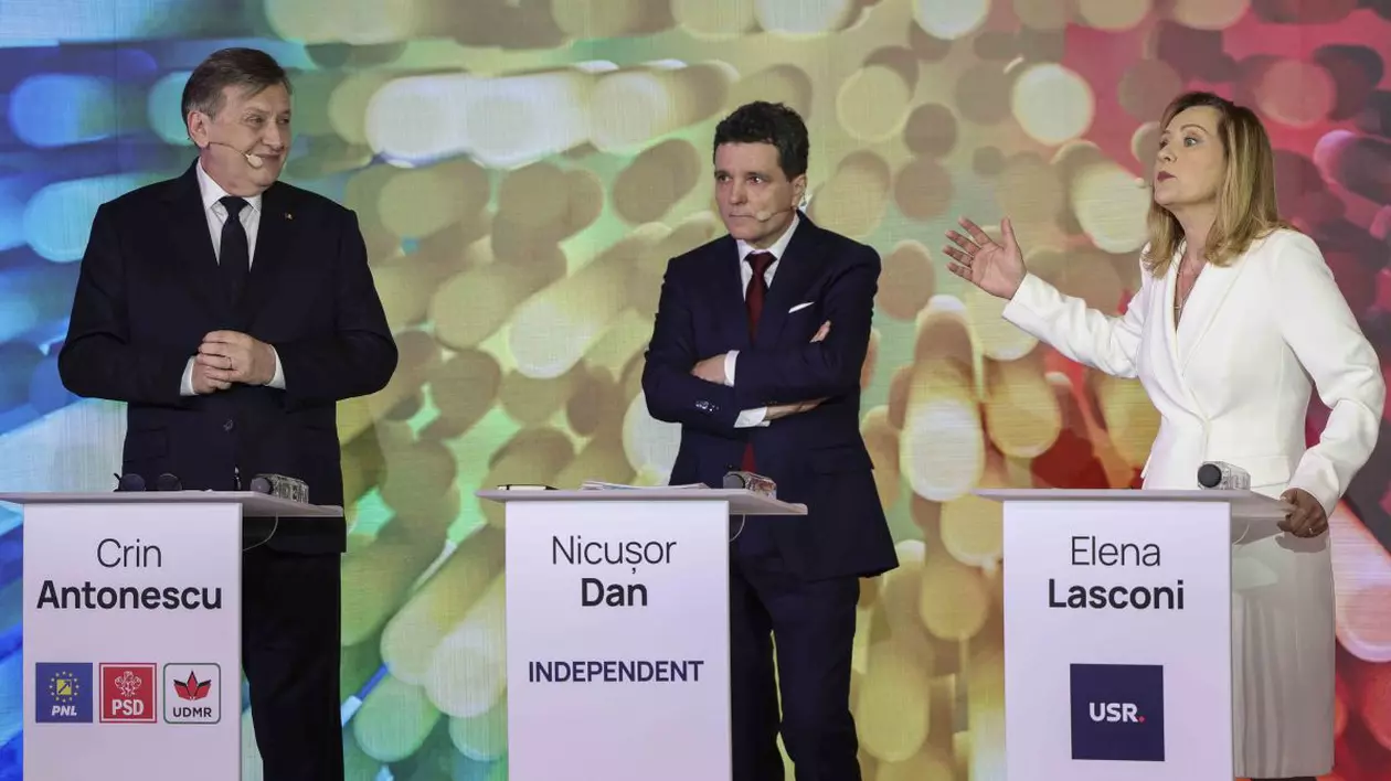 Crin Antonescu, Nicușor Dan și Elena Lasconi, în timpul dezbaterii prezidențiale de luni, 28 aprilie 2025