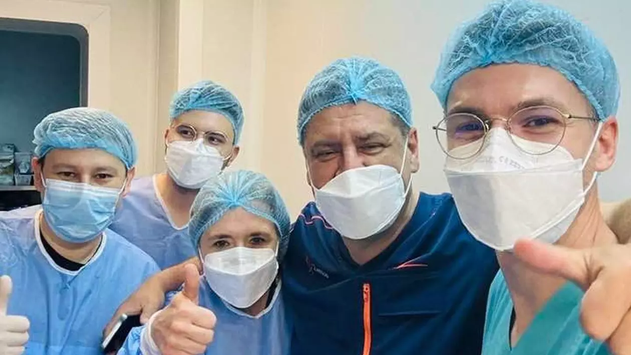 Echipa de medici care a realizat un transplant de ficat la Institutul Clinic Fundeni din București