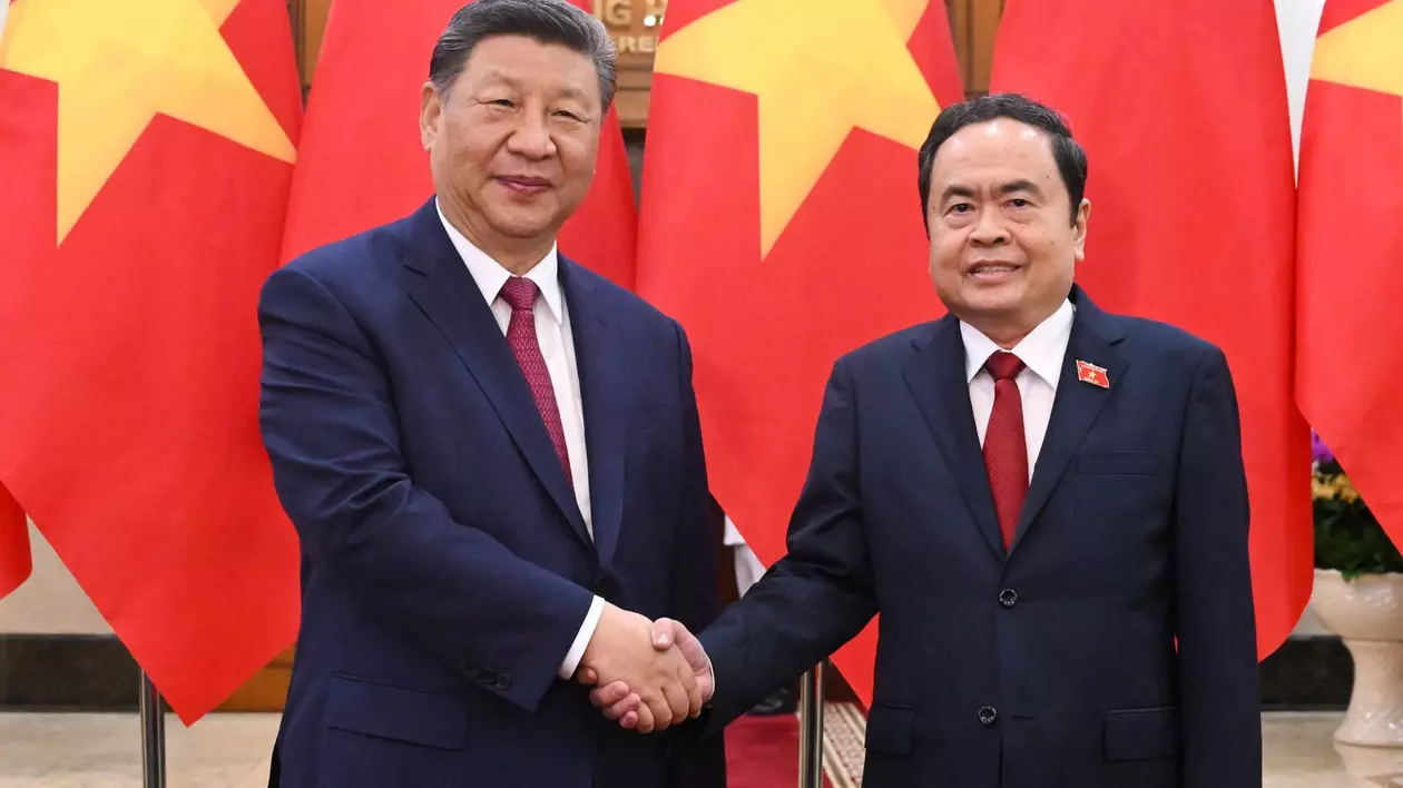 Xi Jinping, președintele chinez și președintele Vietnamului, Tran Thanh Man își strâng mâna și zâmbesc