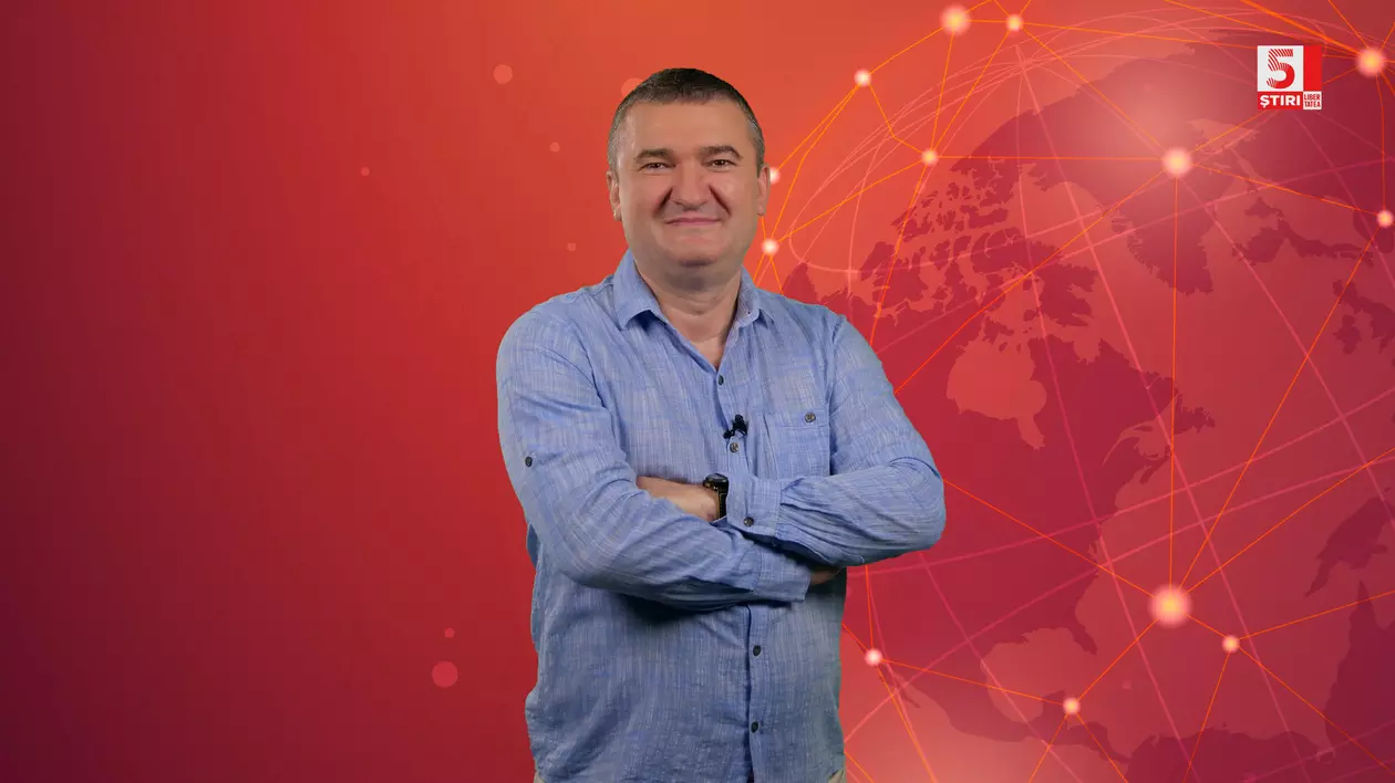 Dorin Chioțea, gazda rubricii 5 știri by Libertatea - Actualitate, pe un fundal roșu.