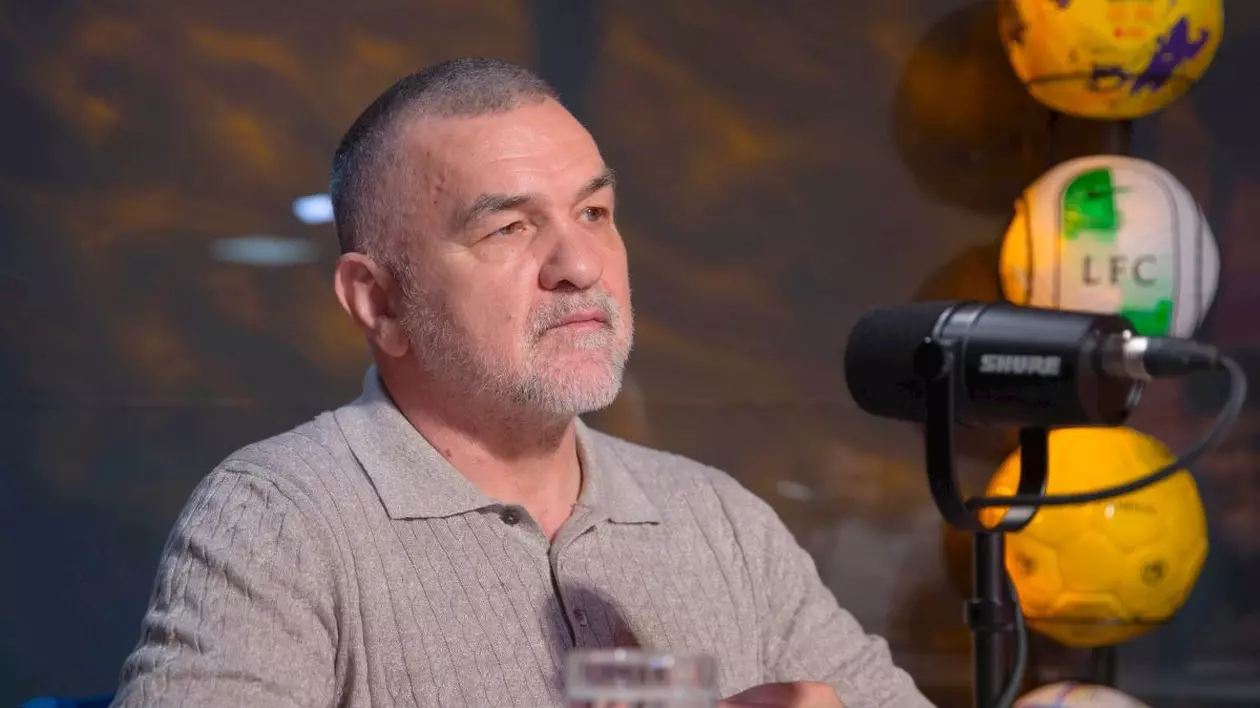 Leonard Doroftei, în timpul unui podcast. Este îmbrăcat cu o cămașă cu mânecă scurtă crem, în fața lui este un microfon.
