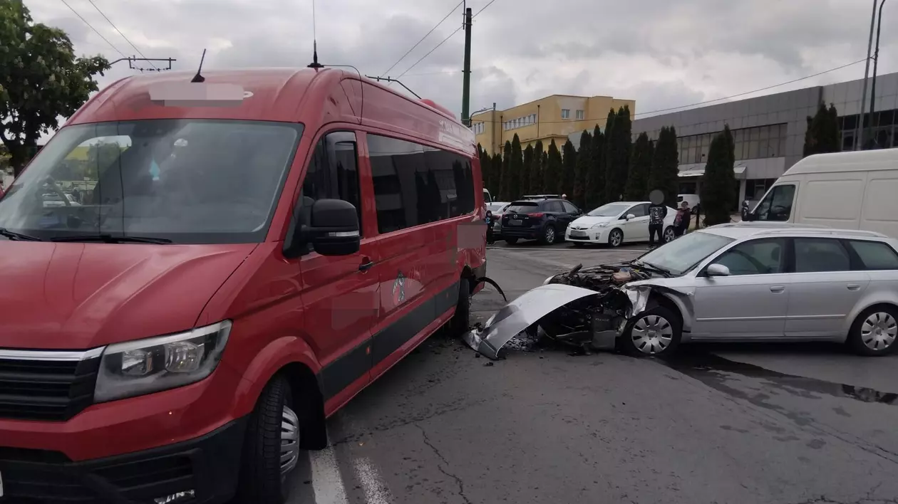 Zece copii aflați într-un microbuz și trei adulți au fost transportați la spital, după un accident în Brașov